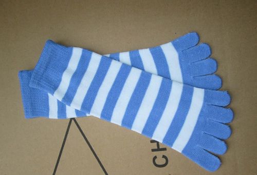 【图】保暖手套批发厂家直销可爱条纹糖果色五趾袜_袜子_列表网